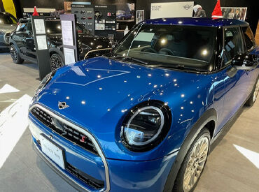 カッコいいデザインとスポーティな走りが魅力のMINI！
さらに、最新技術を駆使した安全装備や快適なインテリアも魅力のひとつ♪