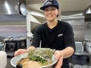 渋谷駅/上野駅すぐで通いやすさ抜群★
月給30万円以上からスタート！
芸能人来店やメディア取材殺到
ラーメン業界で"話題"のお店