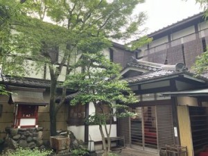 大慈院店・・・
大徳寺の境内にある老舗料理店！
京都の雰囲気GOOD★
精進料理などを楽しめるお店♪
短期もOKです！