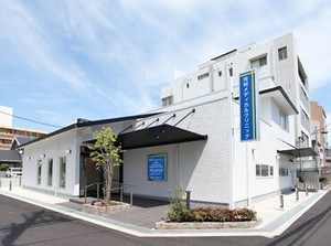 設備もしっかり整ってます◎
ウォーターサーバー(お湯OK)・冷蔵庫・電子レンジ・シンク完備★
更衣室と個人ロッカーもあります！