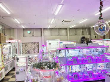 MEGAドンキ店内のゲーセンスタッフ！
土日シフトなら時給100円アップ↑
お休みの日でバイトしたい方にピッタリ♪