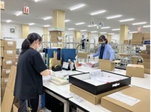 来春ご進学の学生さんが着る学生服の仕分け・出荷作業！
学生さんが初めて袖を通す姿を想像すると嬉しくなります★