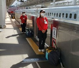 座席を方向転換したり
車両内の窓を拭いたり…
運転席がチラッと見えることも…！
普段経験できない
”レア”なお仕事です◎