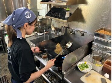 ＼バイトデビューの学生さん歓迎／
飲食が初めての方も大歓迎！
先輩スタッフが優しく丁寧にフォローします◎