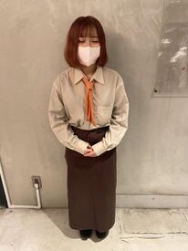 ＼制服はシャツ・ネクタイ・エプロン支給／
お店のロゴカラーとマッチした可愛い制服です♪
髪色・ピアス・ネイルOK◎