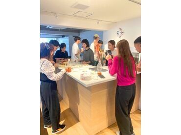 2013年設立の我が社。トレンドにも広くアンテナを持つ社員がたくさん★
定期イベントではみんなでワイワイすることも♪