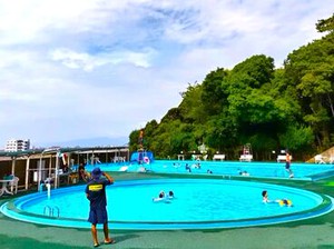 ＼★毎年大人気のプールバイト★／
夏はド定番の≪プール≫で
短期集中型で稼ごう♪
お友達と応募＆勤務も歓迎◎