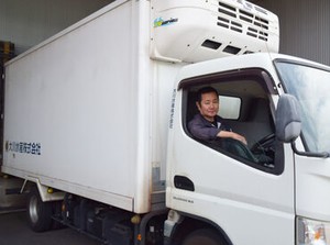 ＼未経験でも安心！／
創業60年の老舗ひもの店♪
高時給2000円×早朝4時間で
サクッと&しっかり稼げます◎