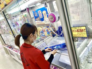 制服はありますが髪型やピアスなどは自由◎
オシャレしながら働けるので
友達と遊んで直接バイト！もできちゃいます♪