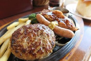 ﾟ*｡☆ NEWスタッフ募集 ☆。*ﾟ
ダイニングバーキッチンSTAFF
即日勤務大歓迎！
週3日～シフト相談OK