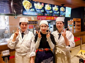 バイトデビューでもしっかりサポート◎
フードコート内だから、ホール業務ナシ！
緊急時でもシフトは柔軟に対応♪