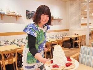 フリーターさん・主婦さん・学生さんが活躍中☆明るいハワイムードたっぷりのお店で、みんな楽しくお仕事しています♪