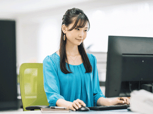 マニュアルに沿って、PCでポチポチ入力していけばOK♪
分からないことがあったらすぐに確認できる環境です。
