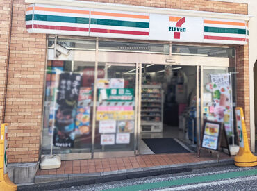 駅から徒歩1分で通勤しやすい場所！学生アルバイトが多い活気あるお店!シフトは相談して調整しています。気軽に相談して下さい!