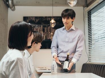 格式が高い…?そんなことありません！
学生スタッフが活躍中でメリハリのある雰囲気
賄い中や仕事終わりは談笑してます○