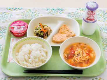 学校内の配膳室で給食準備を行うお仕事★
食を通じて子どもたちの成長を支えるヤリガイあるお仕事です！