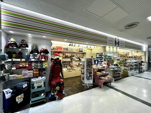 成田空港にある売店「まきば」です♪
接客が初めての方も丁寧に指導するので
一緒に働けるのをお待ちしております★
