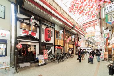 天神橋商店街の中にあるので、
雨の日でも傘いらずに通勤ラクラク☆