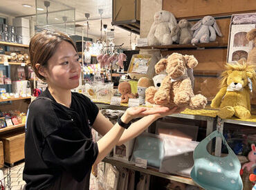 なんと当社、1500点のアイテムを扱ってるんです。新商品が続々登場するから、毎日が新鮮！"好き"を活かして楽しみながらお仕事♪