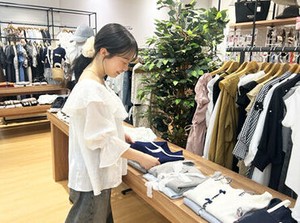 「アパレル店員ってなんだか憧れる…」
憧れだけで終わらせるのはもったいない！
ここでアパレルデビューしませんか♪