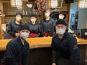 ＼未経験さん・ブランクある方も大歓迎／
始めは席の案内や仕込みなど簡単なことからスタート◎
先輩スタッフもサポートします！
