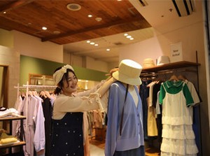 販売スタッフ未経験の方でも大丈夫★
お客さまとの会話が盛り上がると、
とてもうれしい気持ちになりますよ◎