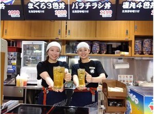昨年夏オープンしたばかり！
ピカピカの新店で気分もアガる♪
フードコートのお店なので
グルグル動き回る必要もありません◎