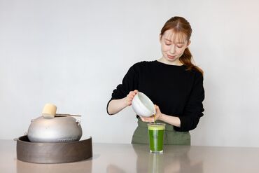 抹茶好きにはたまらない！
お客様の前でお茶を立てることも♪
ラテやアイス、カステラなど…目にもおいしい空間です！