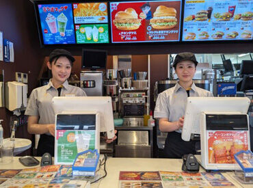 スマイル0円♪はダテじゃない！
「ほめて伸ばす」のがマック流。
自信を持つ→自然と笑顔になる！
充実して楽しく働けますよ◎