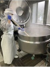 幅広い年代のスタッフが活躍中★調理スタッフの補助をお願いするので「調理に自信がない…」という方でも安心して働けます◎