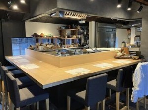 京都河原町駅から徒歩5分！
西木屋エリアにあるお店です。
風情のある外観とのれんの美しさが目印◎