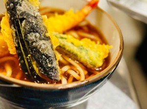 「えび天カレーうどん」が名物！
白と木目を基調とした店内は
落ち着いた雰囲気でゆっくり働ける◎
夜の締め手当も新設！