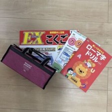 教科書やドリルなど、小学生のもとに届けています◎