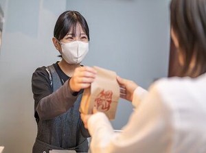 人気沸騰の店舗で働くチャンス♪
ピカピカの店舗で気持ちよくスタート！
土日祝入れる方は採用率UP中♪
平日勤務も大歓迎です★