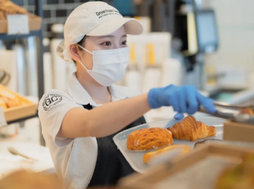 お客様との距離が近い店舗です。
自分が作ったパンがお客様に喜ばれる瞬間を感じてください