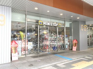 ＼ミニストップで働きませんか♪／
先輩STAFFがしっかりサポートします！
高校生～シニア世代まで
幅広い世代の方、大歓迎です★