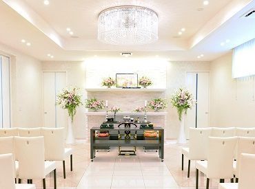 ▼スタッフの前職は…
お花屋さんでアルバイトをしていたり、飲食店でホールをしていたりと様々！
異業種からでも活躍できます◎