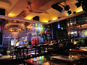 ＼学生さんから歓迎！／
ラグジュアリーな雰囲気の店内で、
音楽にノりながらバイト！
バンドステージがついつい気になる♪