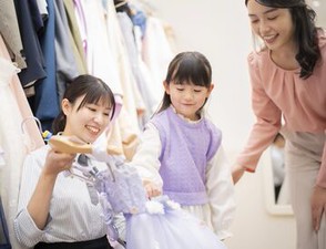 ★短期間限定スタッフ募集★
「この衣装かわいいね～♪」なんて
お話しするうちに、子ども達も笑顔に！
喜びいっぱいのお仕事♪