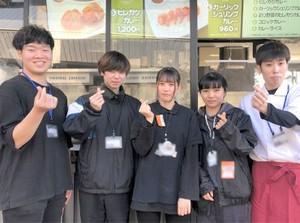 スタッフ同士仲良く和気あいあい♪
野球好き同士で盛り上がれる！
常連さんとの会話も楽しい職場です◎
