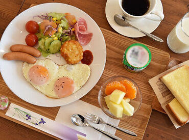 ＜中富良野駅から600m！＞
徒歩5分の立地に最寄りのコンビニもあります♪
働きながら、中富良野の四季を楽しめますよ◎