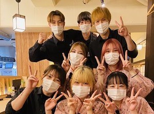 ≪勤務スタート日は自由に選択OK≫
初バイト・飲食未経験の方でも安心！
1～2ヶ月の研修で、少しずつお仕事に慣れていけます◎