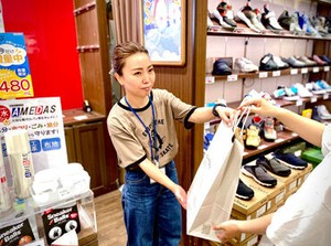 ≪未経験OK！≫
ASBeeの人気シューズが社割で買えちゃう♪
シフト柔軟だから…家事や学校の合間にも★
<履歴書不要！>