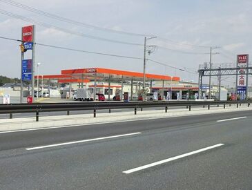 通勤のガソリン代は支給♪
車通勤の方も歓迎です！
スタッフ思いの好待遇なんです★