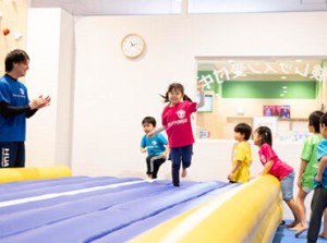 子どもたちが楽しく運動★
サークルみたいな楽しい職場◎
気さくな先輩が丁寧にサポートするので
安心してご応募くださいね！