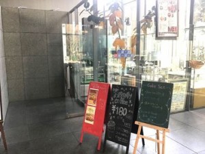 ガラス張りで開放的な雰囲気の店内♪
学生さんや教職員の方が多く利用されます！
お客様に素敵なひとときをご提供★