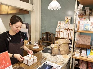<服装・髪型自由>私服＋オリジナルのエプロンでお仕事★お店で扱うアクセサリーとも、コーディネートで楽しめます。