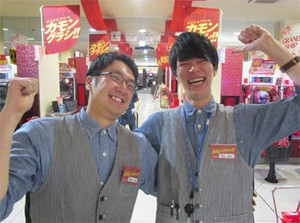 ＼学生さんにもピッタリ／
シフト融通抜群＆短時間OKで働きやすい♪
髪色・髪型自由！おしゃれしながら働けます☆