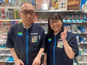 ”バイトデビュー”の定番
…なんて言われるコンビニだから
【社員デビュー】でもいいじゃない!!
#資格・経験不要　#年齢不問