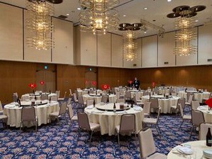 未経験の方にはお皿の持ち方やグラスの注ぎ方などサービス基礎講習会を随時開催中♪